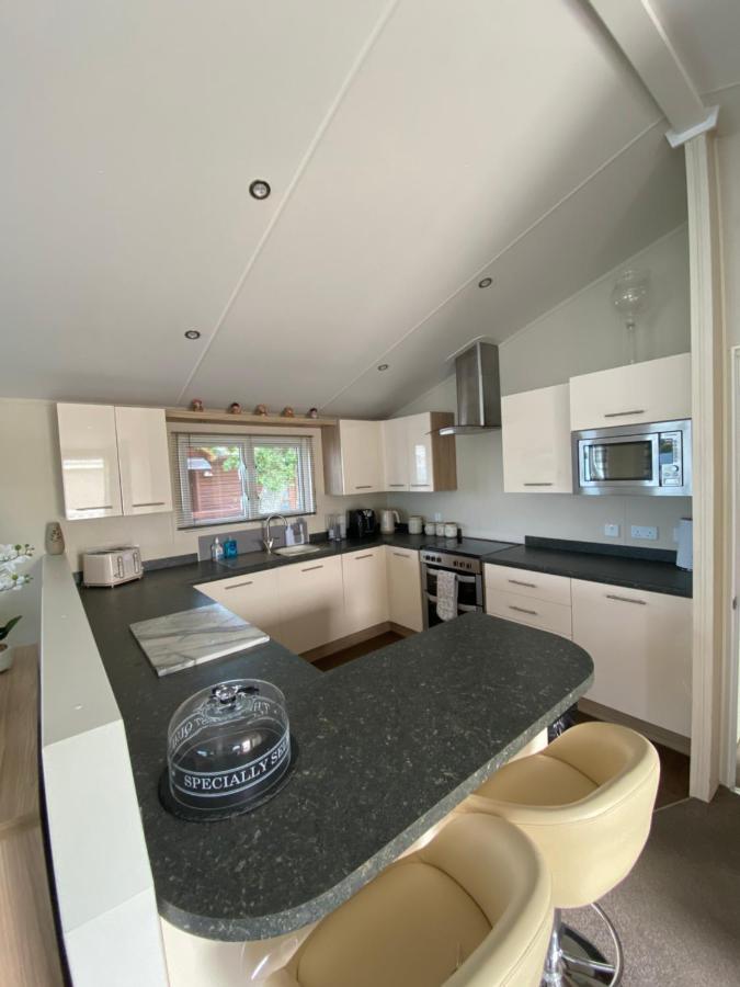 Lodge On The Lake At Lakeside Holiday Park Chichester Exterior foto